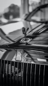 Rolls-Royce mit Motorschaden verkaufen – Frontansicht mit Emblem und Spirit of Ecstasy