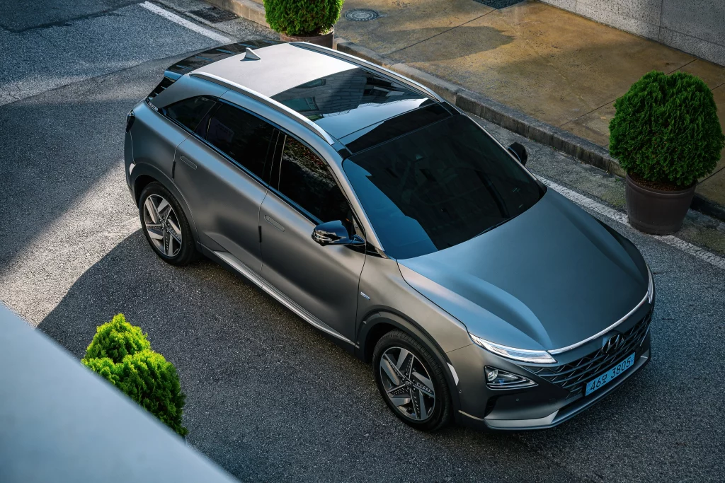 Hyundai SUV auf städtischer Straße von oben – bundesweiter Fahrzeugankauf