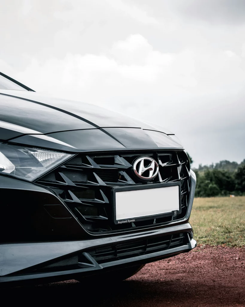 Hyundai-Fahrzeugfront mit Fokus auf Kühlergrill und Scheinwerfer – Symbolbild für Autoankauf mit Motorschaden oder Mängeln.