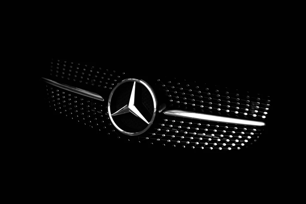 Mercedes-Benz Kühlergrill mit Logo bei Nacht, Symbol für Premiumfahrzeuge mit Motorschaden