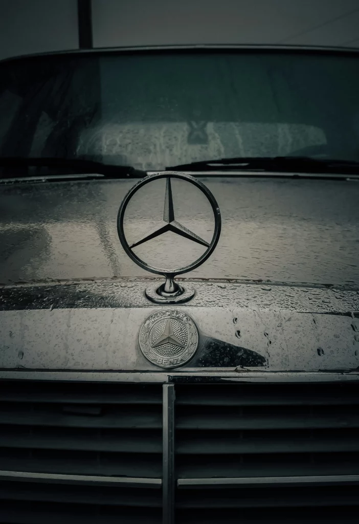 Mercedes mit Motorschaden oder Getriebeschaden vor Frontscheibe bei Regen
