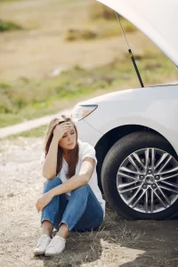 Auto mit Motorschaden am Straßenrand – Abschleppen richtig beachten