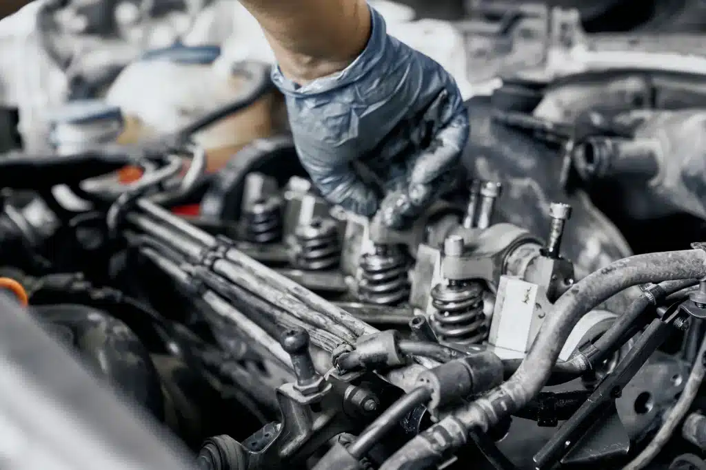 Motorschaden reparieren – Mechaniker prüft Zylinderkopf